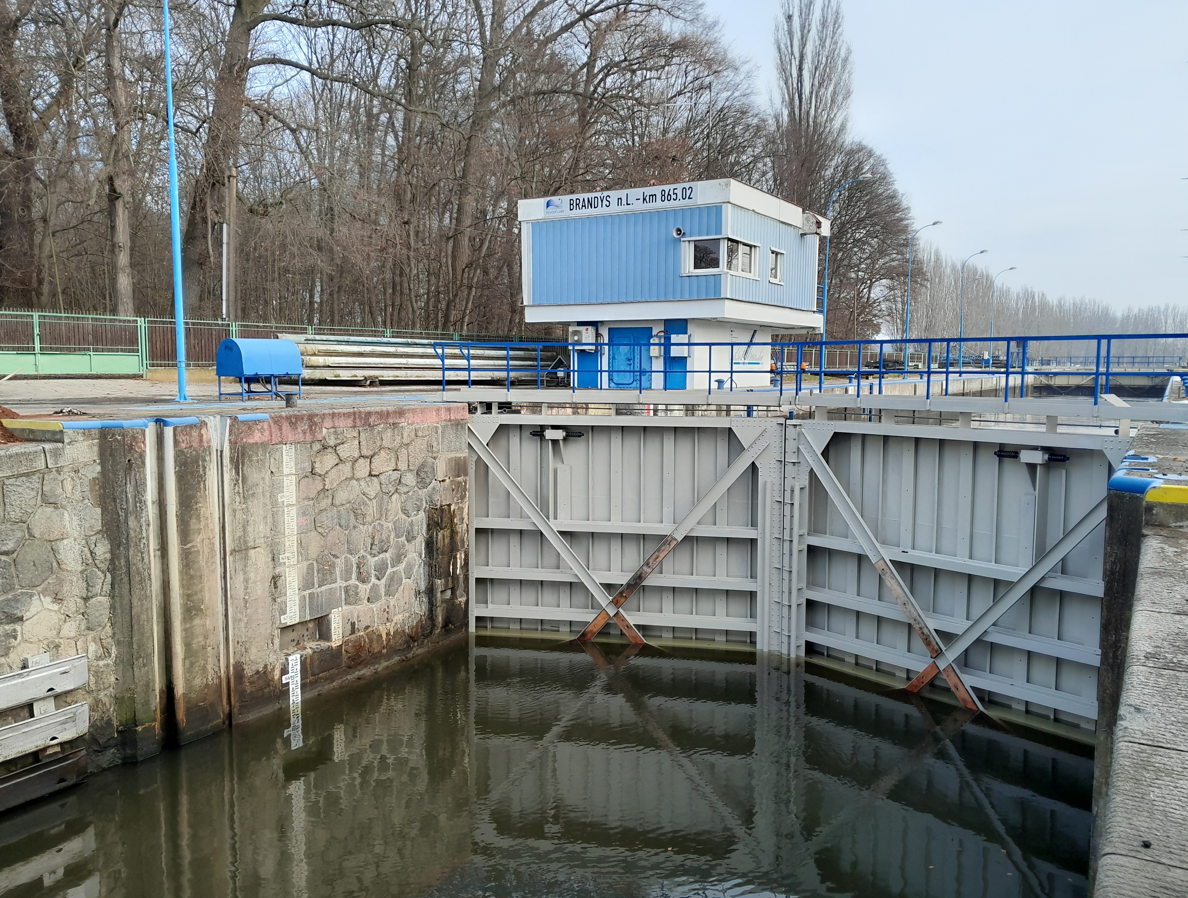 Opravená a znovuosazená vrata dolního ohlaví 