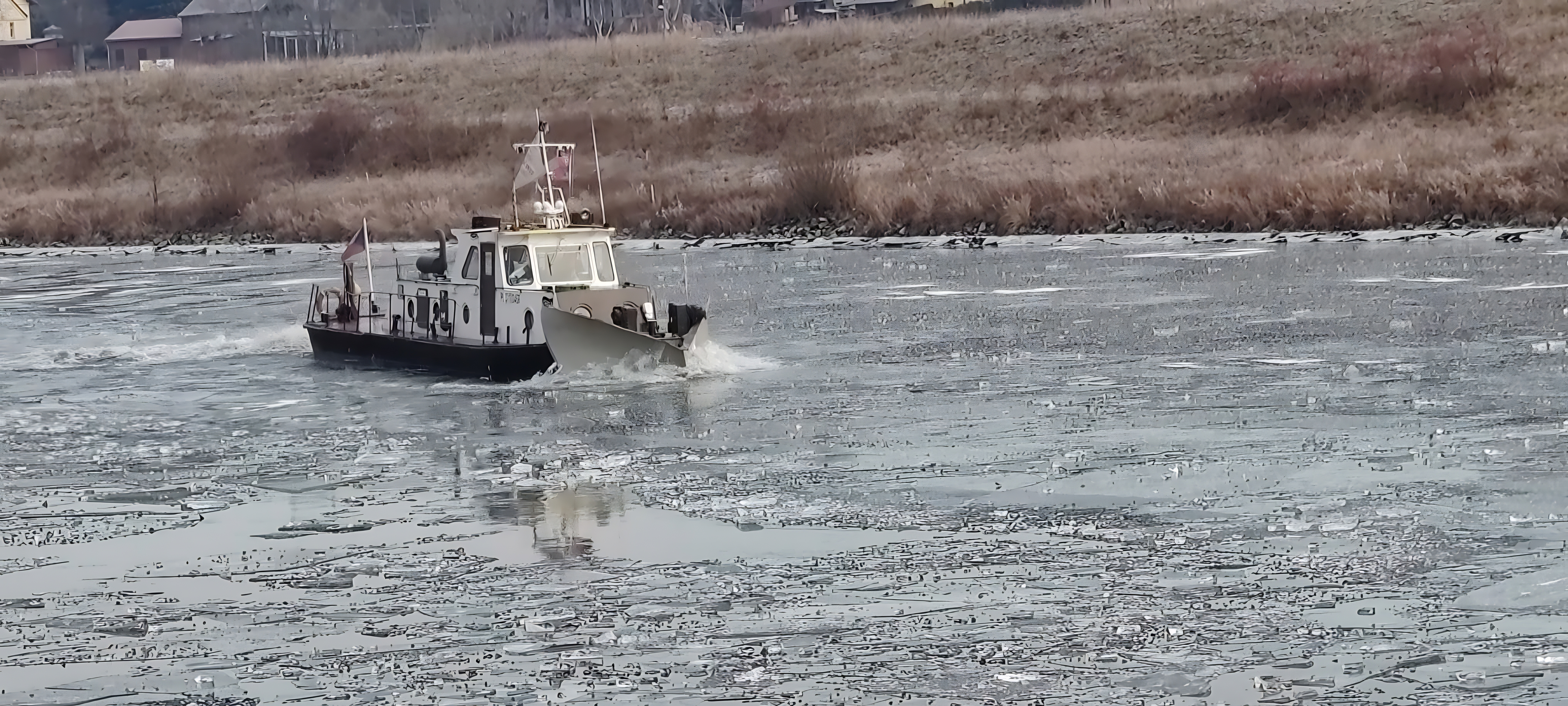 Bourání ledové celiny v přístavu Děčín-Rozbělesy