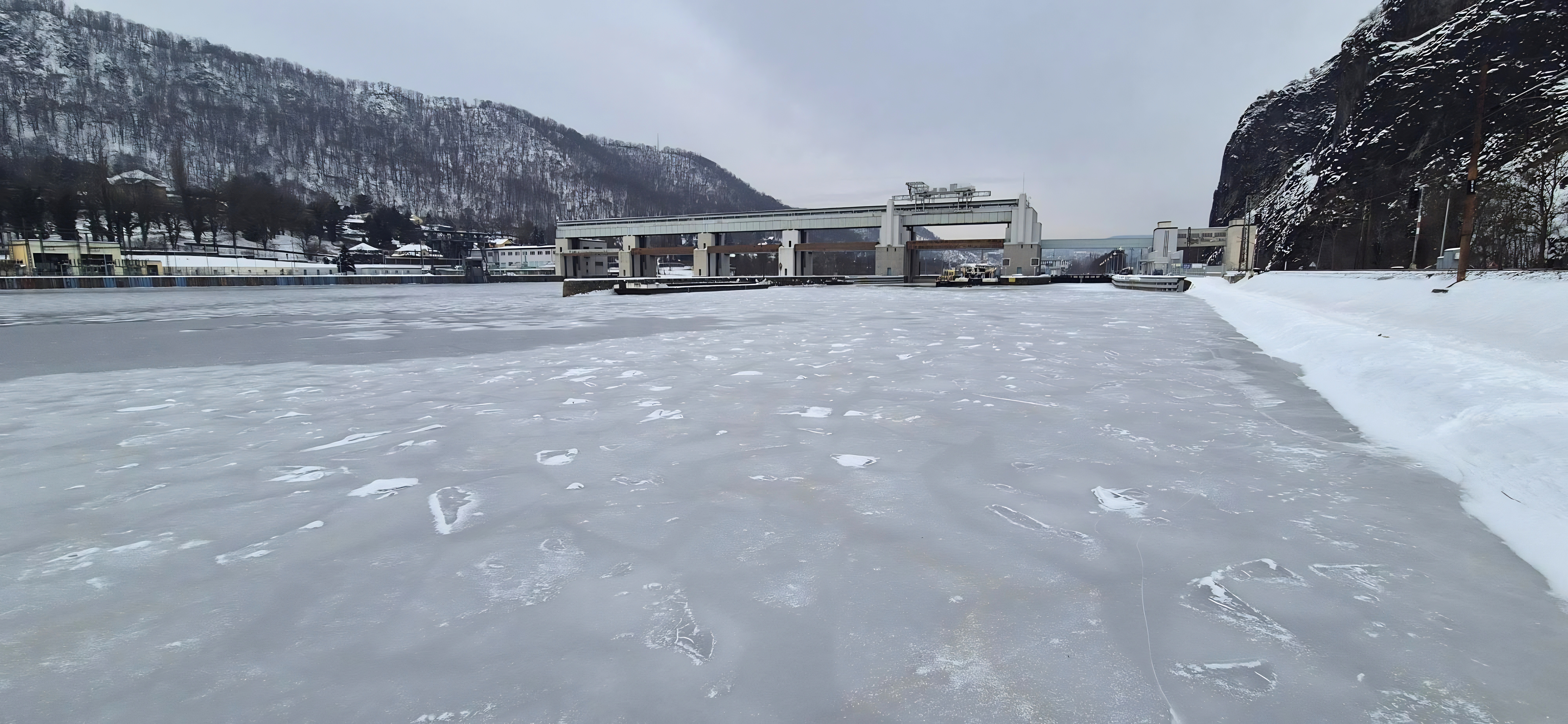 Zamrzlá jezová zdrž Střekov