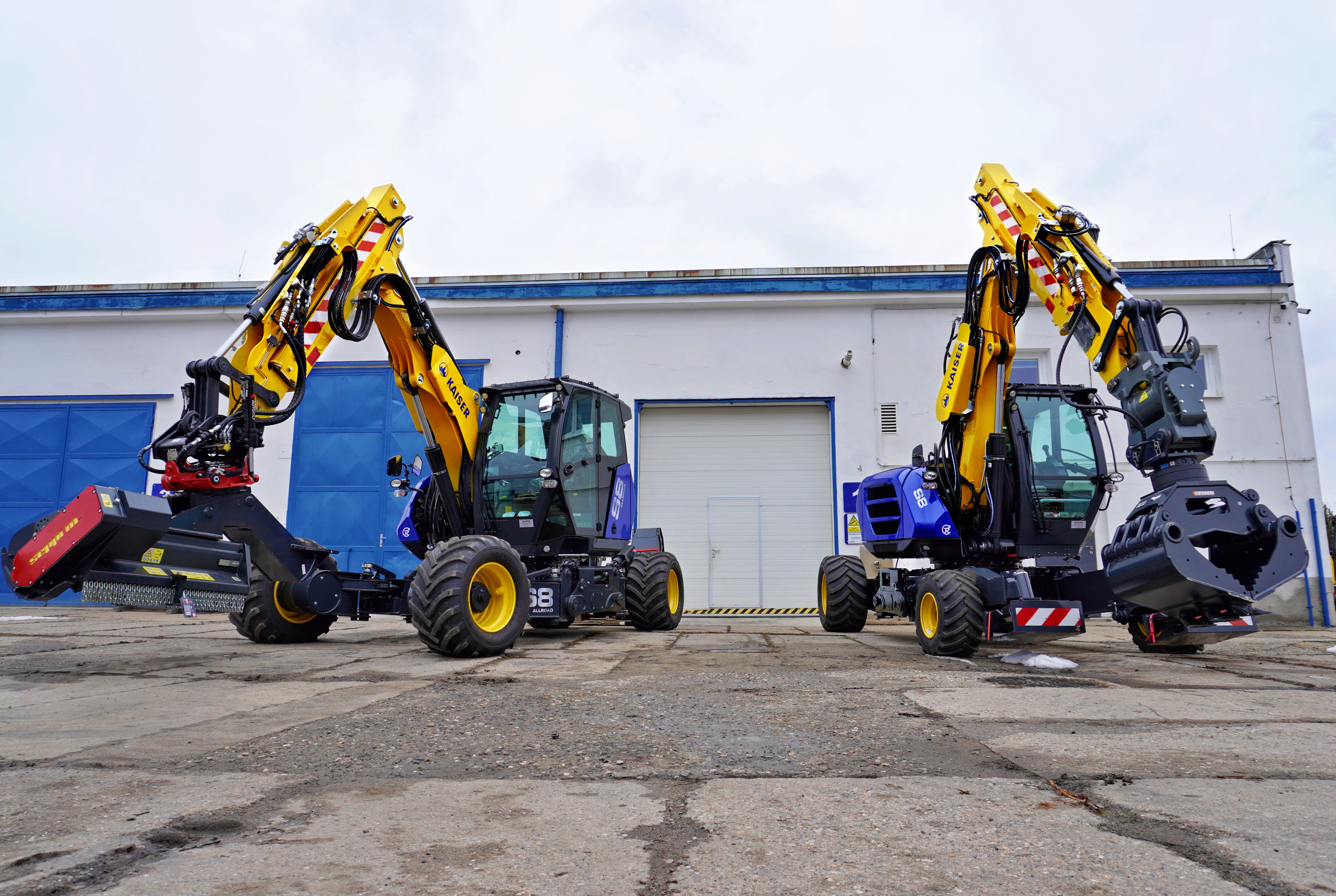 Kaiser S8 Allroad (vlevo) a Kaiser S8