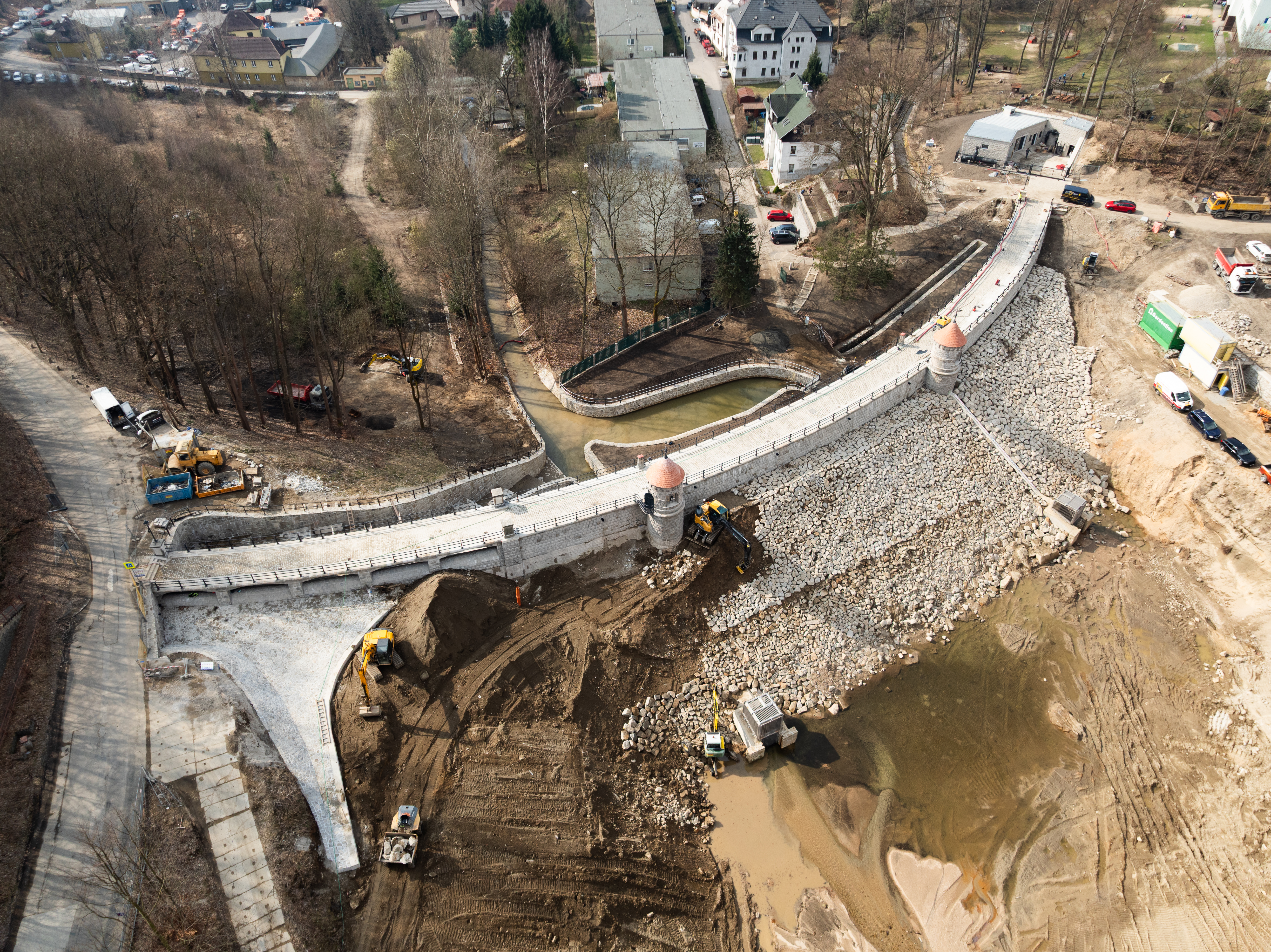 Návodní líc a dokončované opevnění přísypu hráze