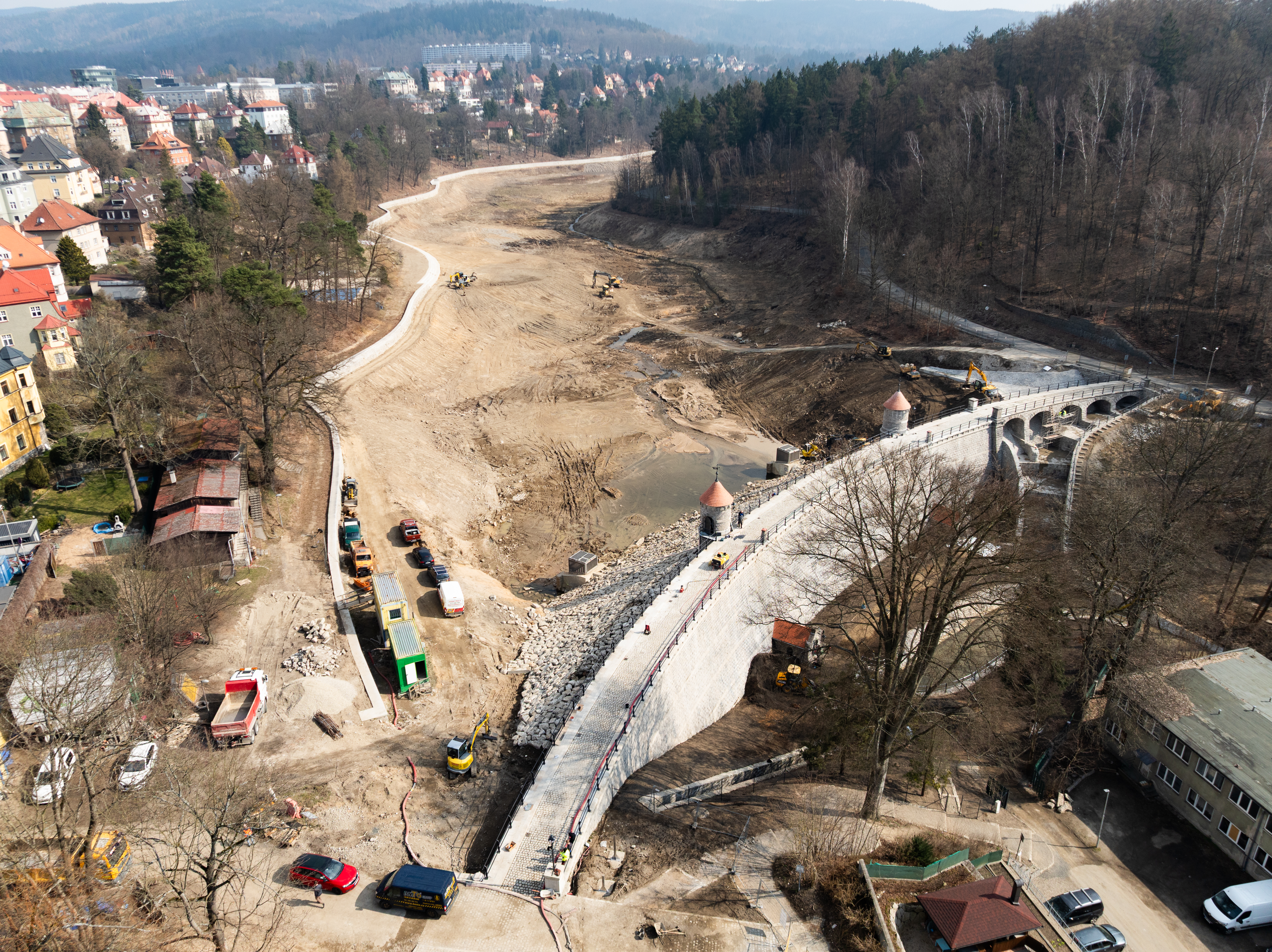 Pravé zavázání hráze a oblast zátopy